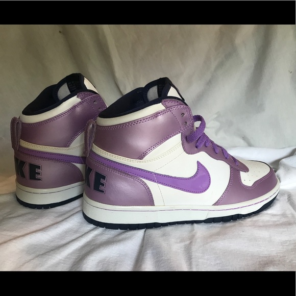 Women’s Nikes - Picture 5 of 6